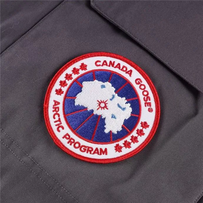 P780 with dust bag) Canada Goose Canada Goose #Expedition expedition parka classic down jacket ➖ Imported 21-count polyester-cotton blended original fabric [last year’s 16-count/18-count hard fabrics have been completely eliminated, this year all use 21-count genuine synchronized fabrics, the soft mid-band feels delicate and textured], genuine synchronized Feather-Light 10D waterproof coated fabric, made of 84.5% polyester fiber and 15.5% cotton, 100% the best feel in the entire network! ➖ The genuine official website is synchronized with the national standard 80 white duck down, you can check the official website customer service, there will never be a series of misleading claims such as 90 down or goose down! ➖ Using the best nylon lining with double double-layer sealing design, velvet-proof No. 7 needle + grid-filled down ready-made garments, there is 100% no so-called velvet running! ➖ The cuffs are designed with thickened seamless threads, and the collar and pockets are lined with top-quality polar fleece to keep you warm and comfortable! ➖ Yoshida YKK provides original custom-made electroplated sliders. YKK two-way lockable zippers are tight and smooth and will not peel off paint! ➖ 3M composite guarantees that the Velcro is the same as the original, durable, and all accessories and hardware are custom-made! ➖ Imported BEHRINGER embroidery machine to customize the 10,000-needle embroidery logo, 98% of which can be reproduced to restore the original logo. You can check and compare on the official website! ➖ The fur collars are all made of large pieces of Western Canadian blue wolf hide, ensuring that each fur collar is 13-15cm wide! 08 models for men and women SIZE: XS S M L XL XXL
